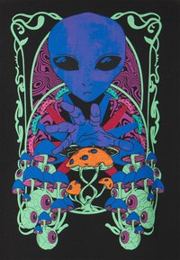 T-shirt noir avec un dessin d'extraterrestre coloré aux grands yeux, entouré de champignons aux couleurs et motifs variés dans un style psychédélique.