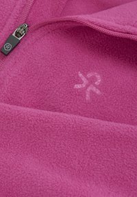 Giacca in pile di un vivace colore rosa, con zip frontale, texture morbida e logo minimalista di una tonalità più chiara sul tessuto.