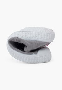 Šedá textilní obuv na slip-on s bílou gumovou podrážkou, zaoblenou špičkou, texturovanými boky a flexibilním designem pro snadné obouvání.