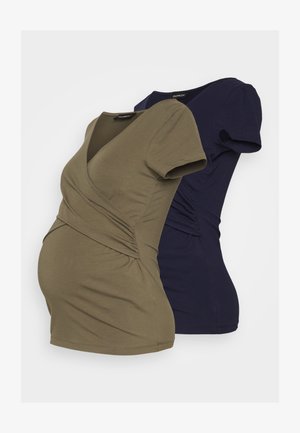 Due top maternità, uno verde oliva e uno blu navy, caratterizzati da un design con scollo a V, maniche corte e arricciature laterali per un maggiore comfort.