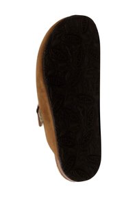 Suela de zapato de ante marrón con goma negra texturizada que presenta un patrón grabado. El tacón es ligeramente redondeado, con un acabado liso en los lados.