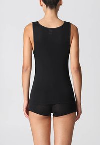 Top nero senza maniche realizzato in tessuto liscio, design aderente, con scollatura rotonda e orlo arrotondato, abbinato a pantaloni corti neri.