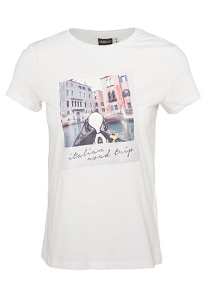 Camiseta blanca con un gráfico de Snoopy y Woodstock en una góndola en Venecia, Italia, con el texto "viaje por carretera italiano" abajo.