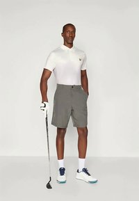 Lyle & Scott POCKET GOLF SHORT - Αθλητικό σορτς - granite