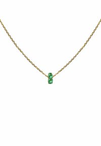 Collar de cadena de oro con dos piedras preciosas verdes, de forma circular, con una textura suave y sutiles inclusiones, diseñado de manera minimalista.