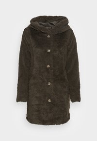 Brun, faux fur frakke med hætte, der har knaplukning foran og lange ærmer. Blød tekstur og rundet kant. Letvægtsdesign.