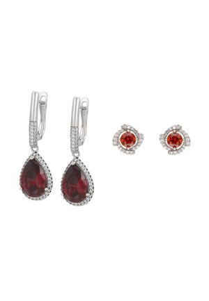 Cercei cu pietre prețioase roșii și accente metalice argintii. O pereche are pietre în formă de pară, iar cealaltă are pietre rotunde în monturi circulare.