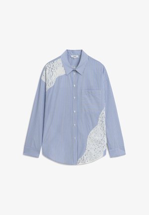 Blau-weiß gestreiftes Hemd mit Knöpfen, das eine Spitzenapplikation auf der linken Schulter, eine Brusttasche und lange Ärmel hat.