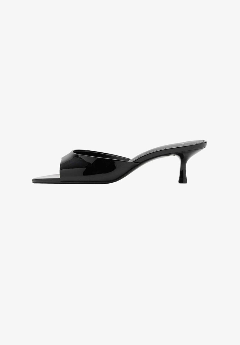 Mule en cuir verni noir avec bout carré et petit talon kitten, dos ouvert et design à enfiler.