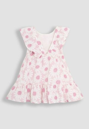 Blomsterkjole med V-udskæring, flæseærmer og et pink tusindfryd mønster på en lys pink baggrund; har en bred, svungen kant og knapdetaljer.