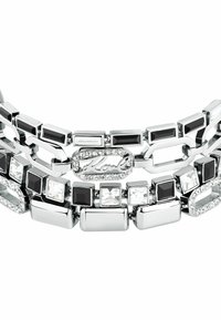 Bracciale d'argento con gemme nere e trasparenti rettangolari alternate, collegate da sezioni in metallo lucido e adornato con dettagli cubici.