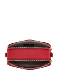 Borsa in pelle rossa con una finitura testurizzata, dotata di due scomparti con zip e dettagli in hardware dorato. L'interno è foderato di un colore chiaro.