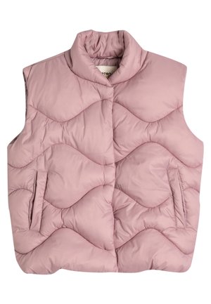 Chaleco acolchado en rosa suave, con cuello alto, diseño de acolchado ondulado y dos bolsillos laterales. Textura suave con un aspecto ligero.