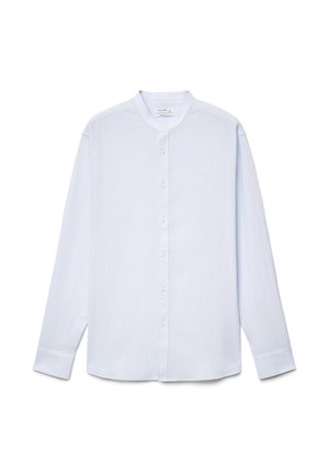 Camicia azzurra a manica lunga con collo alla coreana, chiusura con bottoni sul davanti e polsini, appoggiata piatta su sfondo bianco.