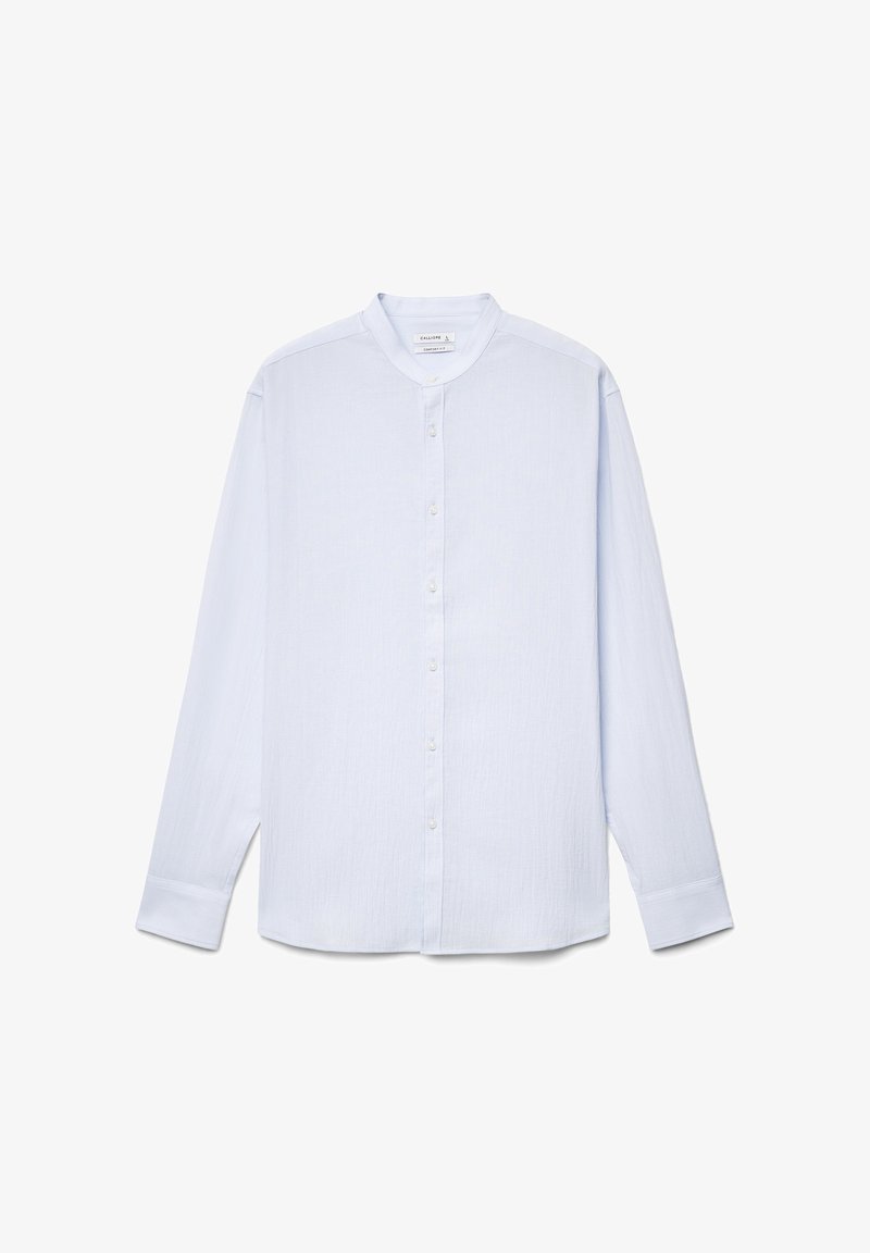 Chemise bleu clair à manches longues avec col mao, boutonnage devant et poignets, étalée à plat sur fond blanc.