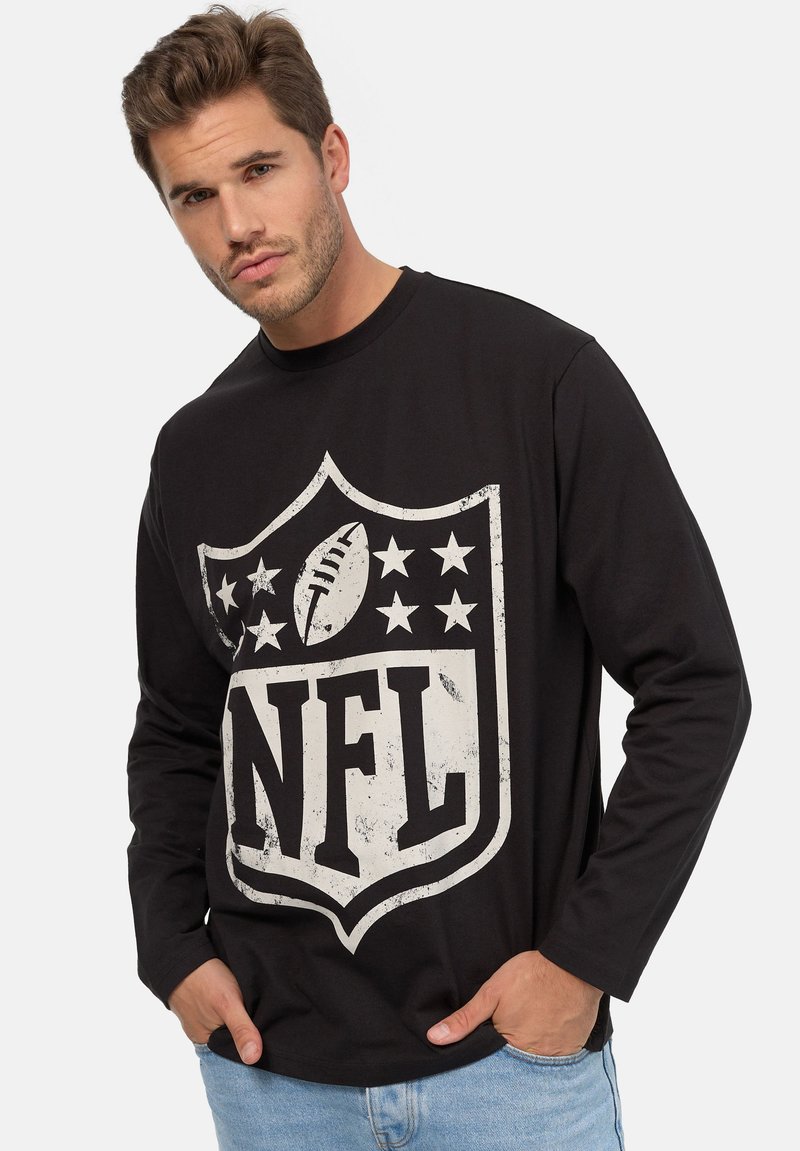 T-shirt a maniche lunghe nera con una grande grafica del logo NFL invecchiato, un pallone da football e stelle, realizzata in morbido cotone.