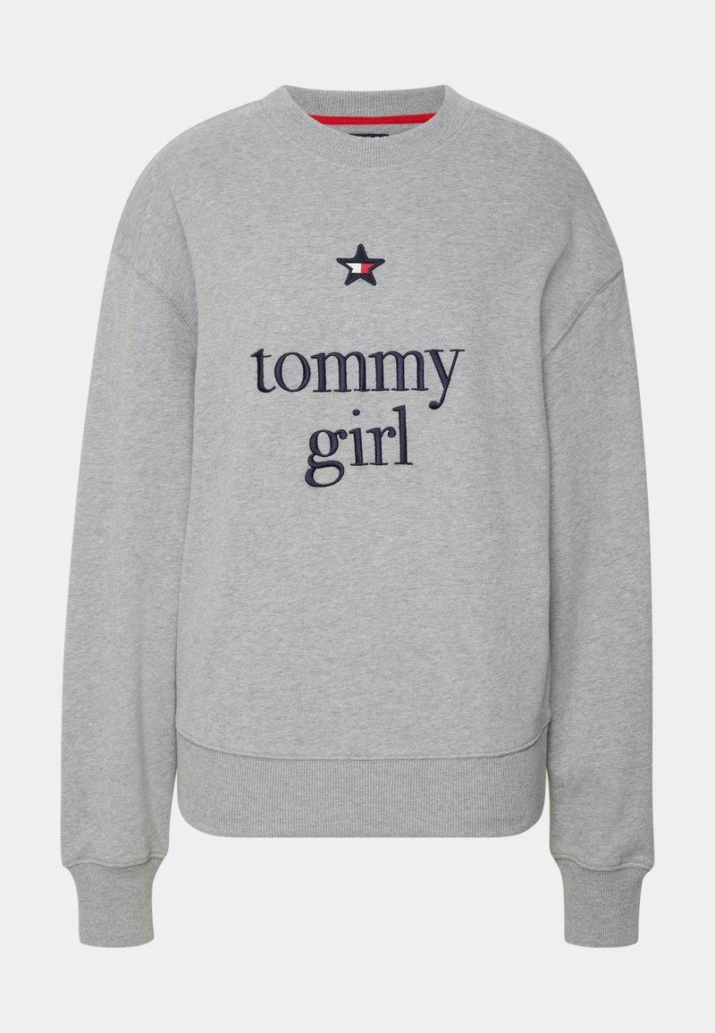 Sweatshirt gris clair à col rond avec poignets et ourlet côtelés, brodé d'une étoile et du texte "tommy girl" sur le devant.
