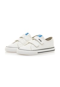 Sneakers bianchi in canvas con cinturini in velcro, dettagli blu, suola in gomma e striscia nera lungo la suola. Texture liscia, design low-top.