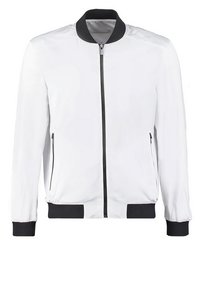 Blouson aviateur blanc avec col et poignets côtelés noirs. Dispose d'une fermeture éclair intégrale à l'avant et de deux poches latérales. Texture lisse, design élégant.