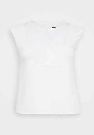 Haut sans manches blanc avec un décolleté carré et un détail de couture sur le devant. Tissu lisse avec un éclat subtil, lignes épurées et coupe ajustée.