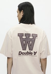 DOUBLE A BY W.W. LIAM  AANEUE - T-Shirt print - moonstruck