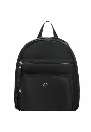 Schwarzer Nylon-Rucksack mit runder Form, vorderer Reißverschlusstasche und einem Tragegriff oben. Mit einem silbernen Logo und Reißverschlussakzenten versehen. Glatte Textur.