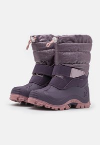 Bottes d'hiver imperméables violettes avec un haut rembourré, un cordon de serrage ajustable et une sangle Velcro. La semelle en caoutchouc texturée présente un accent rose.