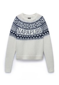 Witte gebreide trui met een marineblauwe patroon yoke en de tekst "NAPAPIJRI". Gedompelde schouders en geribbelde manchetten voegen textuur en definitie toe.