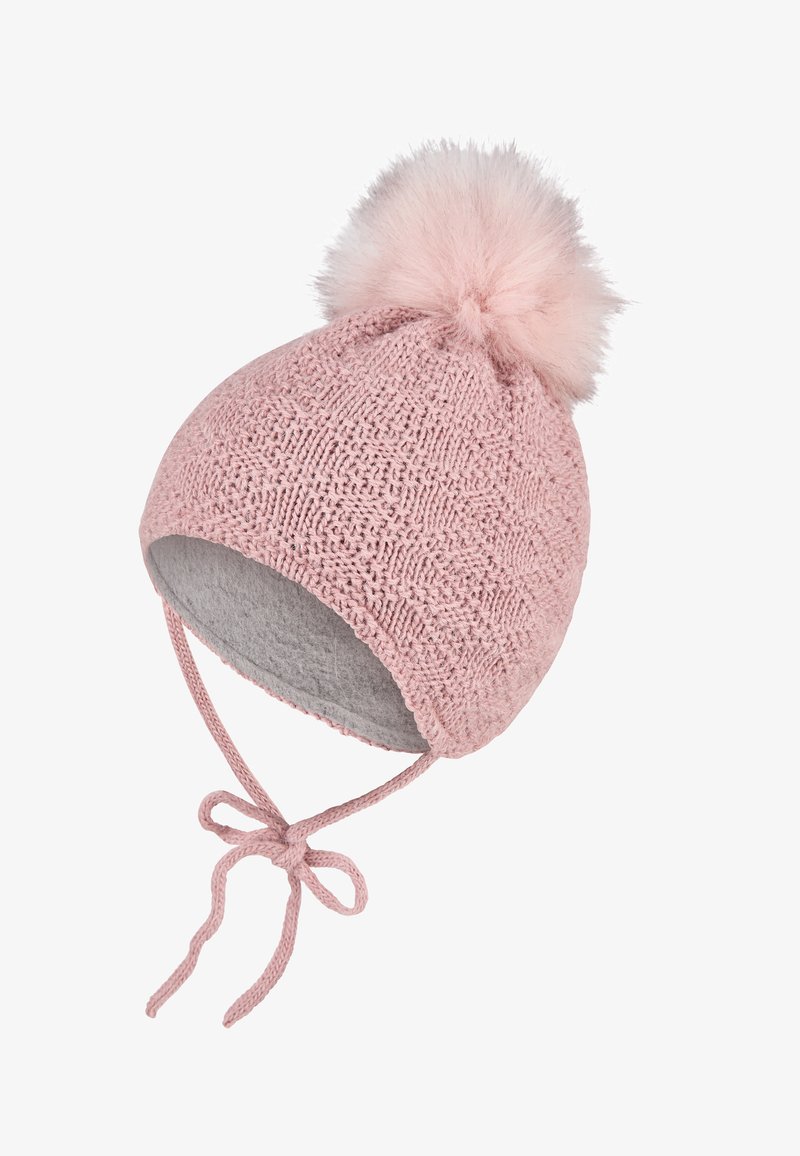 Rosa gestrickte Babymütze mit Ohrenklappen, gebundenen Bändern, grauem Fleece-Futter und einem flauschigen Pompon obendrauf, isoliert auf weißem Hintergrund.