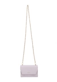 Borsa a tracolla lilla chiaro con finitura testurizzata, tracolla in catena dorata e chiusura a pattina. Presenta un logo minimalista in oro sul davanti.