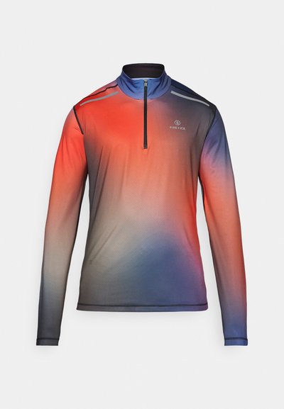 Camiseta deportiva de manga larga en degradado de rojo a azul, con cuello de media cremallera, textura de malla y rayas reflectantes.