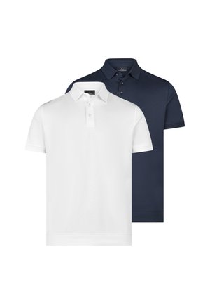 To korteærmede poloshirts, den ene hvid foran og den anden marineblå bagved, begge med kraver og knapstykker.