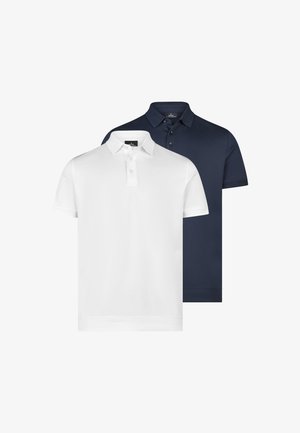 Dwie koszulki polo z krótkim rękawem, jedna biała na przodzie, druga granatowa z tyłu, obie z kołnierzykami i listwami z guzikami.