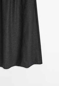 Jupe gris foncé longueur genou avec légère évasement et couture verticale visible sur fond blanc.