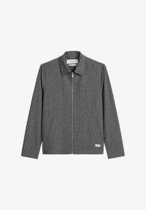 Grijze lichtgewicht jas met kraag, ritssluiting aan de voorkant, twee zijzakken en een subtiel textuurpatroon. Label zichtbaar op de zoom.