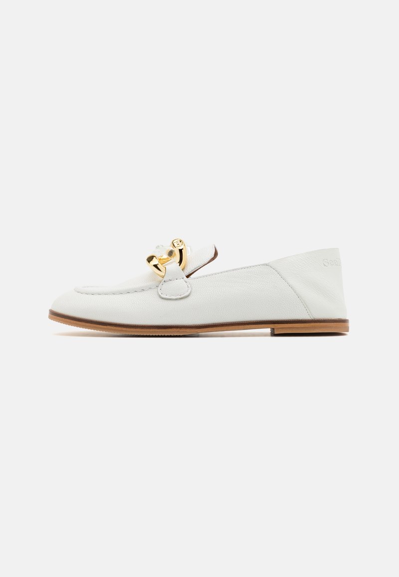 Mocassin plat en cuir blanc avec une boucle décorative en ton or et perles, et une semelle en bois basse, présenté de profil sur un fond blanc.
