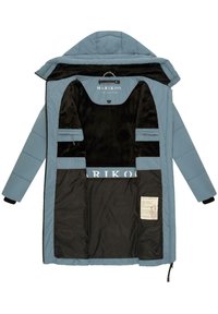 Lichtblauwe pufferjas met een zwarte fleece binnenkant, voorzien van twee ritszakken en een logo detail. Inclusief een hangtag.