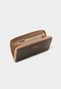 Portafoglio in pelle marrone con motivo geometrico, chiusura con zip dorata e logo impresso. L'interno presenta diversi scomparti e un design texturizzato.