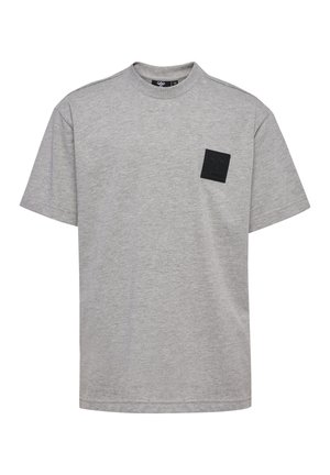 Grå bomulds T-shirt med rund hals, korte ærmer og et firkantet sort mærke med et logo på venstre side af brystet.