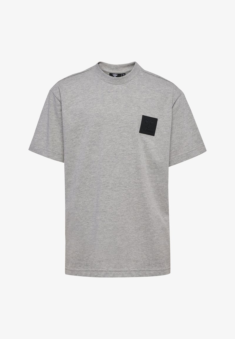 Grå bomulds T-shirt med rund hals, korte ærmer og et firkantet sort mærke med et logo på venstre side af brystet.