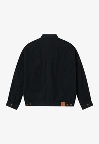 Čierna bunda s dlhým rukávom, gombíkovými manžetami, nastaviteľnými gombíkmi na páse, golierom a malou hnedou štvorcovou nášivkou blízko dolného lemu.