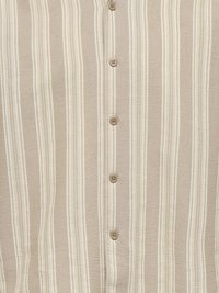 Chemise beige avec des rayures blanches et écrues verticales et cinq boutons beiges visibles au centre.