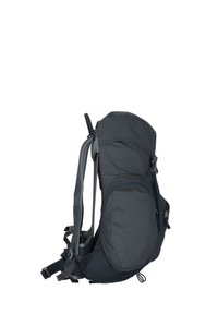 Mochila de senderismo de color gris oscuro con múltiples compartimentos, correas de hombro acolchadas y cinturón ajustable, presentada sobre un fondo blanco.
