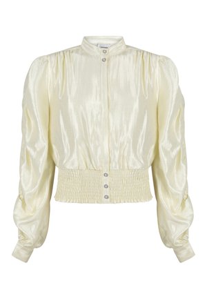 Blouse en satin ivoire avec manches longues bouffantes, col montant, boutonnage sur le devant et taille élastiquée smockée avec des boutons semblables à des perles.