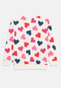 Sudadera blanca con un patrón de corazones pixelados en rojo, rosa y azul marino. Tejido suave con puños y dobladillo acanalados.