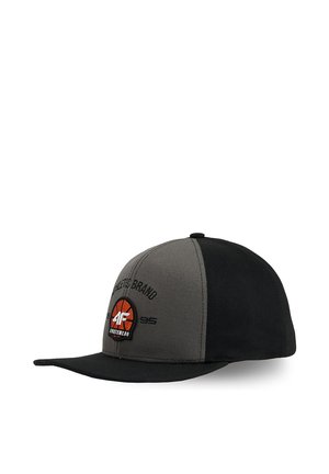 Dwukolorowa czarno-szara czapka z daszkiem z wygiętym daszkiem, haftowanym logo koszykówki i napisem „4F Sportswear Athletic Brand” z przodu.