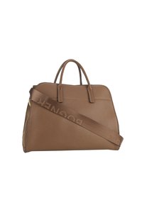 Borsa a mano in pelle marrone con doppi manici superiori, una tracolla rimovibile con logo, forma strutturata e superficie texturizzata.