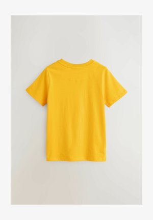 Camiseta de algodón amarilla con mangas cortas, cuello redondo y una textura suave. La vista trasera muestra un diseño simple y sin interrupciones.