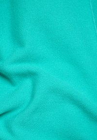 Türkiser Stoff, strukturierter Strick, glatte Oberfläche mit leichtem Glanz, fällt weich mit sanften Falten, gleichmäßige Farbgebung.