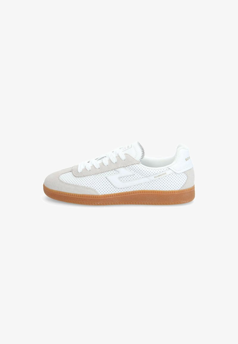 Baskets blanches et gris clair avec tige perforée, lacets blancs plats et semelle en caoutchouc beige. Présente un détail de logo sur le côté et à l'arrière.